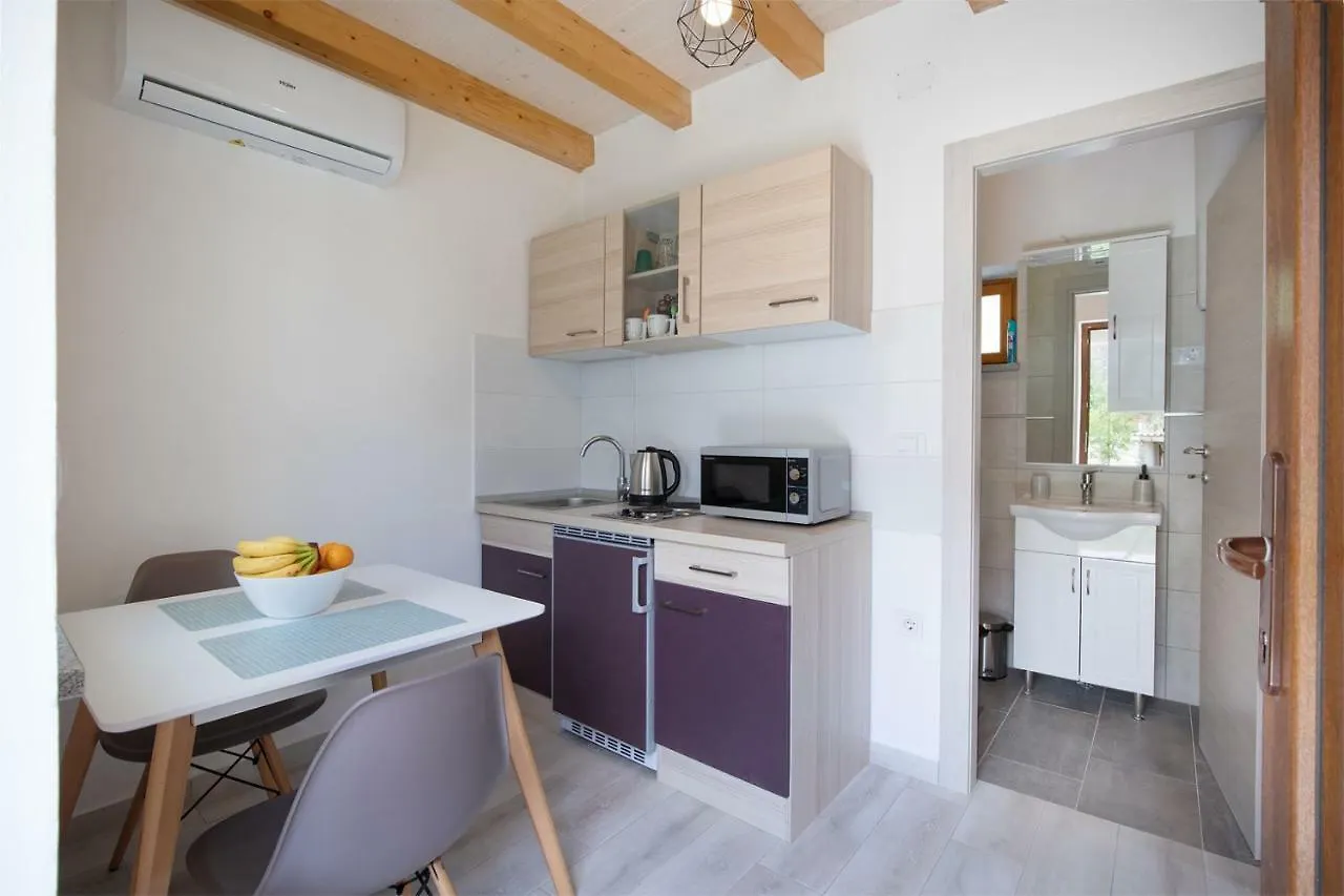 Apartments Leonardo&Mak Pula 0*,  Croatia